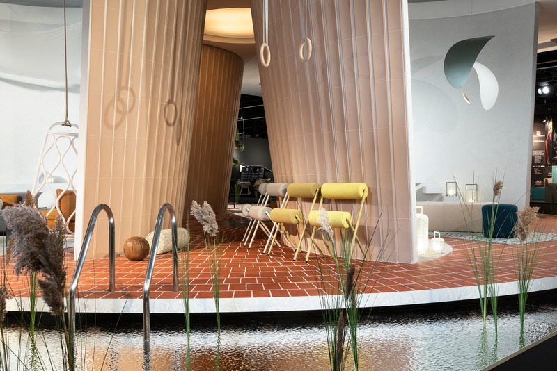 Das Haus at imm cologne 2020: living in air and light (View into the patio). The stackable concept chair Roll (Sancal) look mobile and robust.
Crédit photo : Constantin Meyer; Koelnmesse