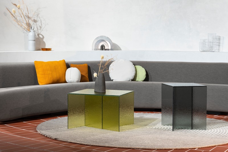 Round forms, an empty centre and covered outdoor spaces: A set of three glass side tables by the name of Aspa (Pulpo) also plays with transparency.
Crédit photo : Constantin Meyer; Koelnmesse