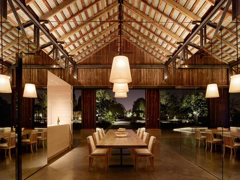 Big Ranch Road: The project—which Centric Building and EJA Lighting Design helped William Duff Architects (WDA) realize—features a gathering space flanked by mirrored walls behind which are a bar, catering kitchen, personal gym and restroom.
Photo credit: Matthew Millman